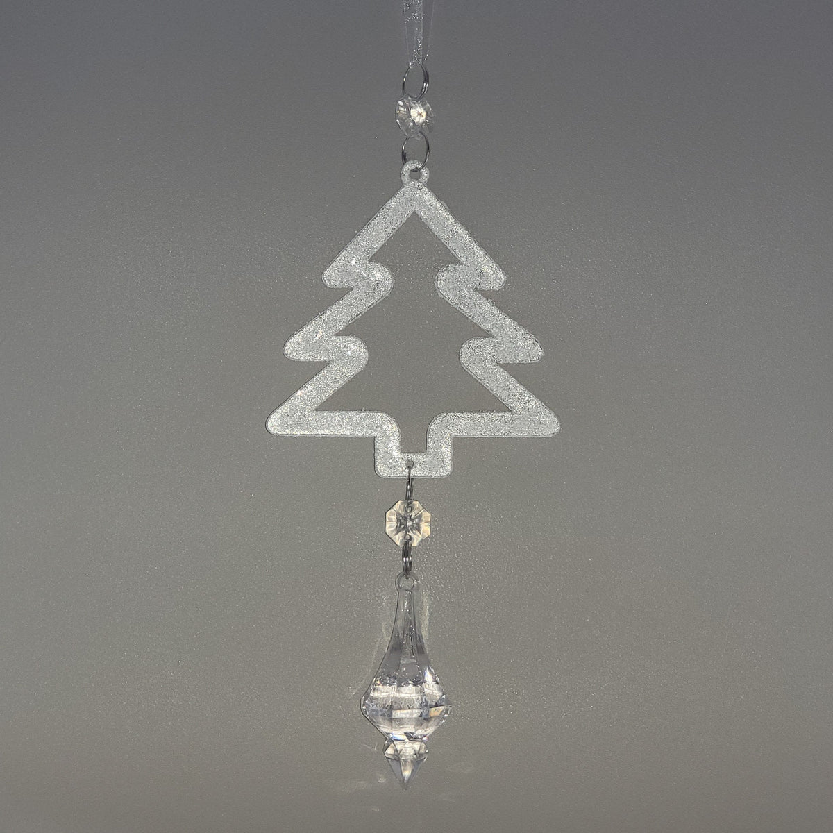 Baumschmuck, weiß - klar, aus Kunststoff mit Tannenbaum Kontur in weiß.