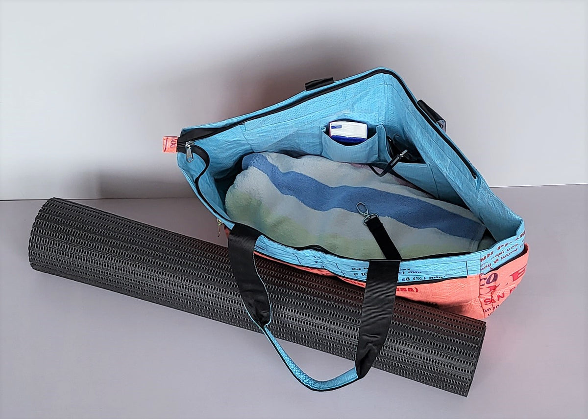Strandtasche blau-rot mit Reisverschluss und Innen- und Außenfächern upcycling Reissäcke