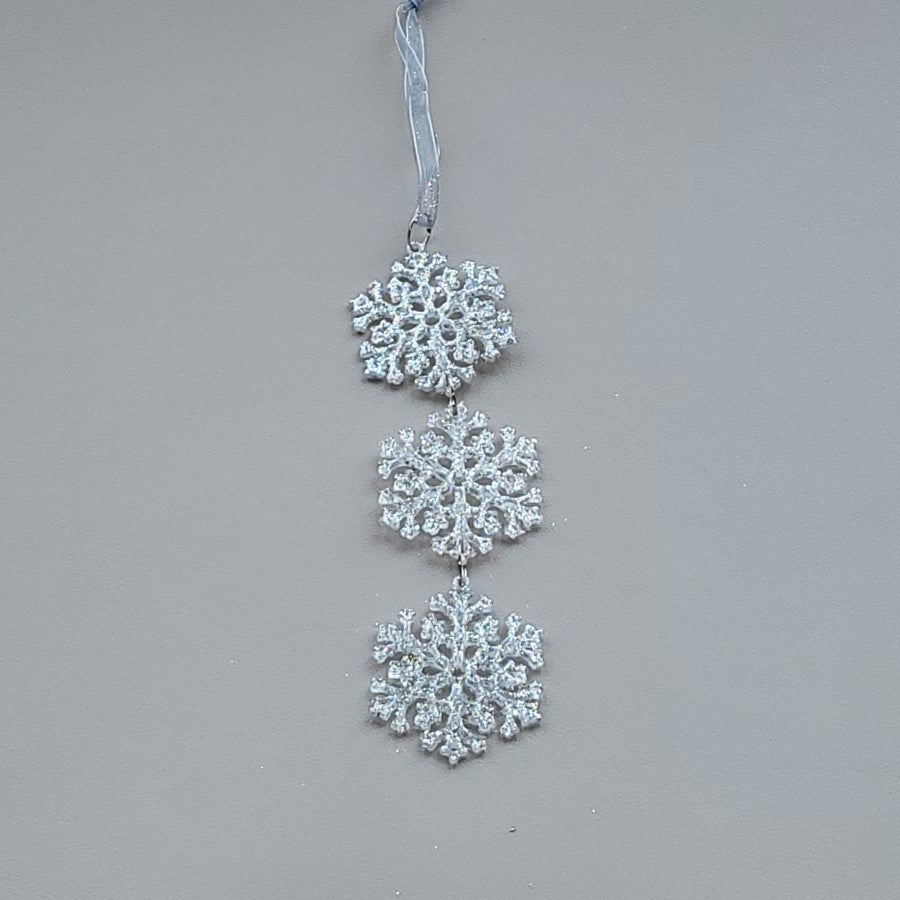 winterlicher Baumschmuck aus 3 aneinander gereihte Schneeflocken mit silbernem Glitter 