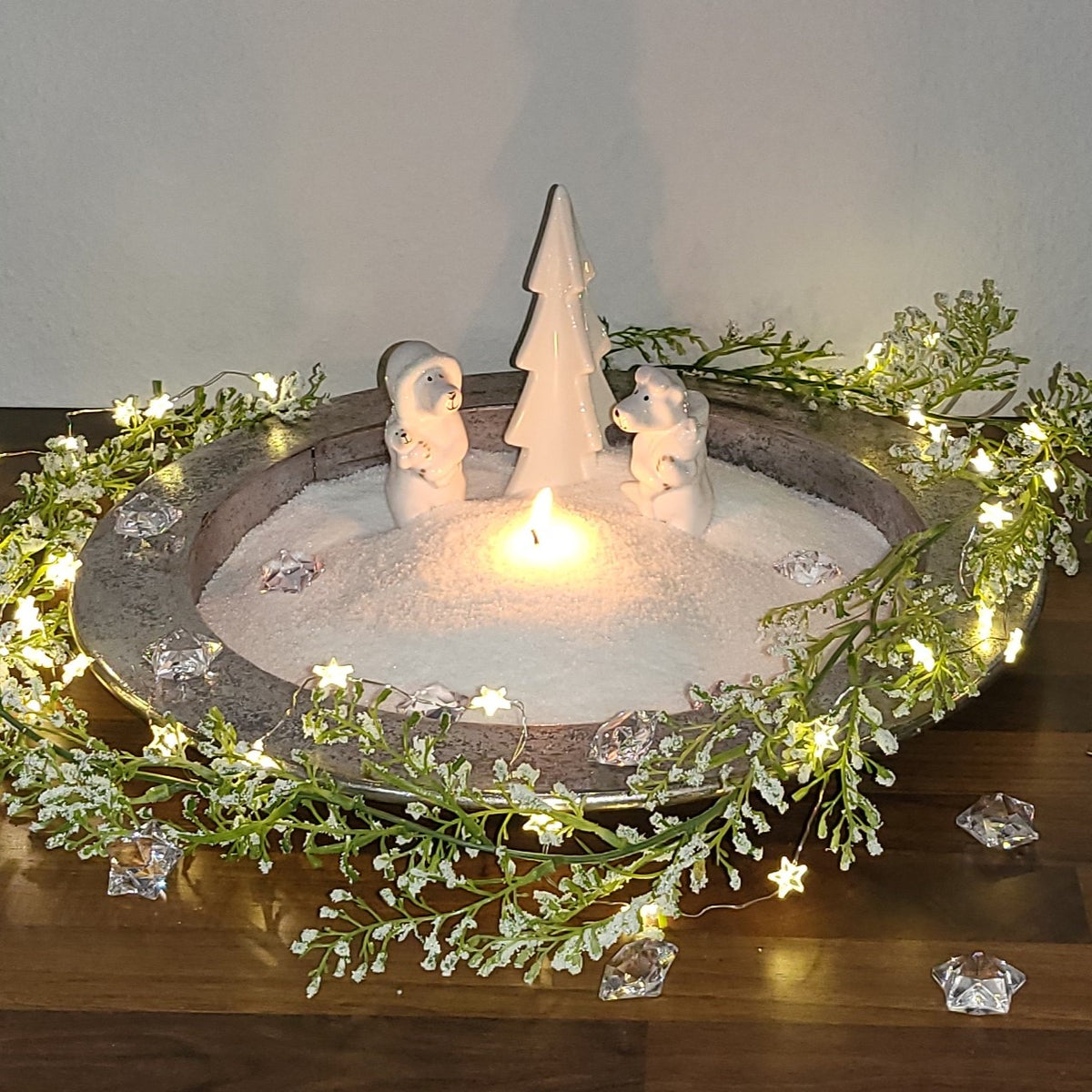 weihnachtliche Dekoration mit weißem Kerzensand in einer großen feuerfesten Schale
